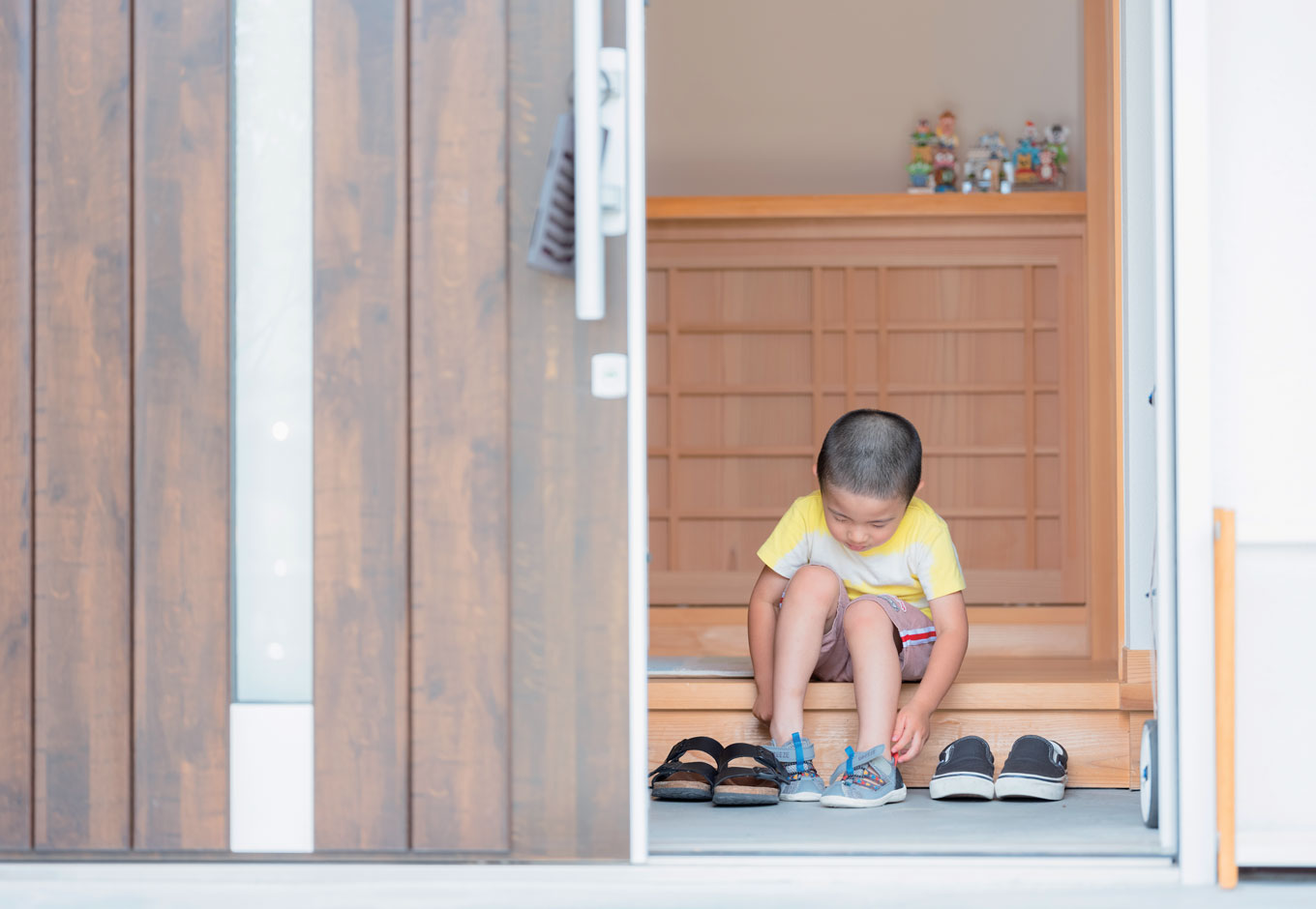 アクトホーム【自然素材、省エネ、間取り】和風の造作収納が、どこか懐かしさを感じさせる玄関。我が家に帰った安心感に包まれる