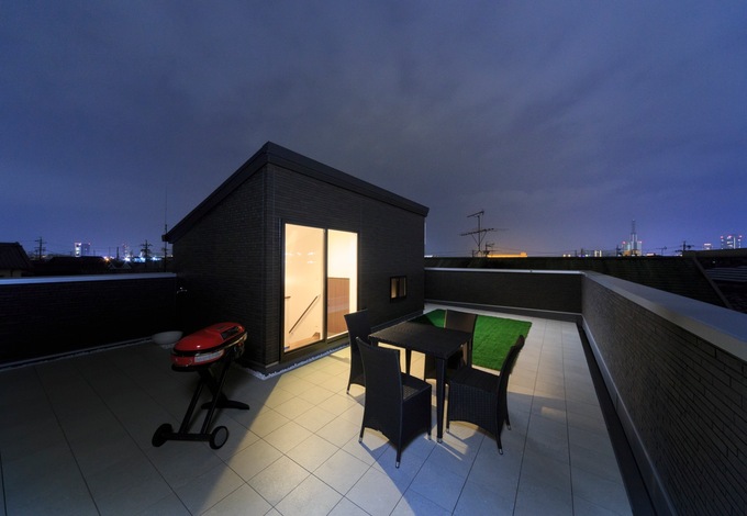 夜の屋上庭園はリゾート館がアップする。ここでお酒を飲むのがリラックスの時間