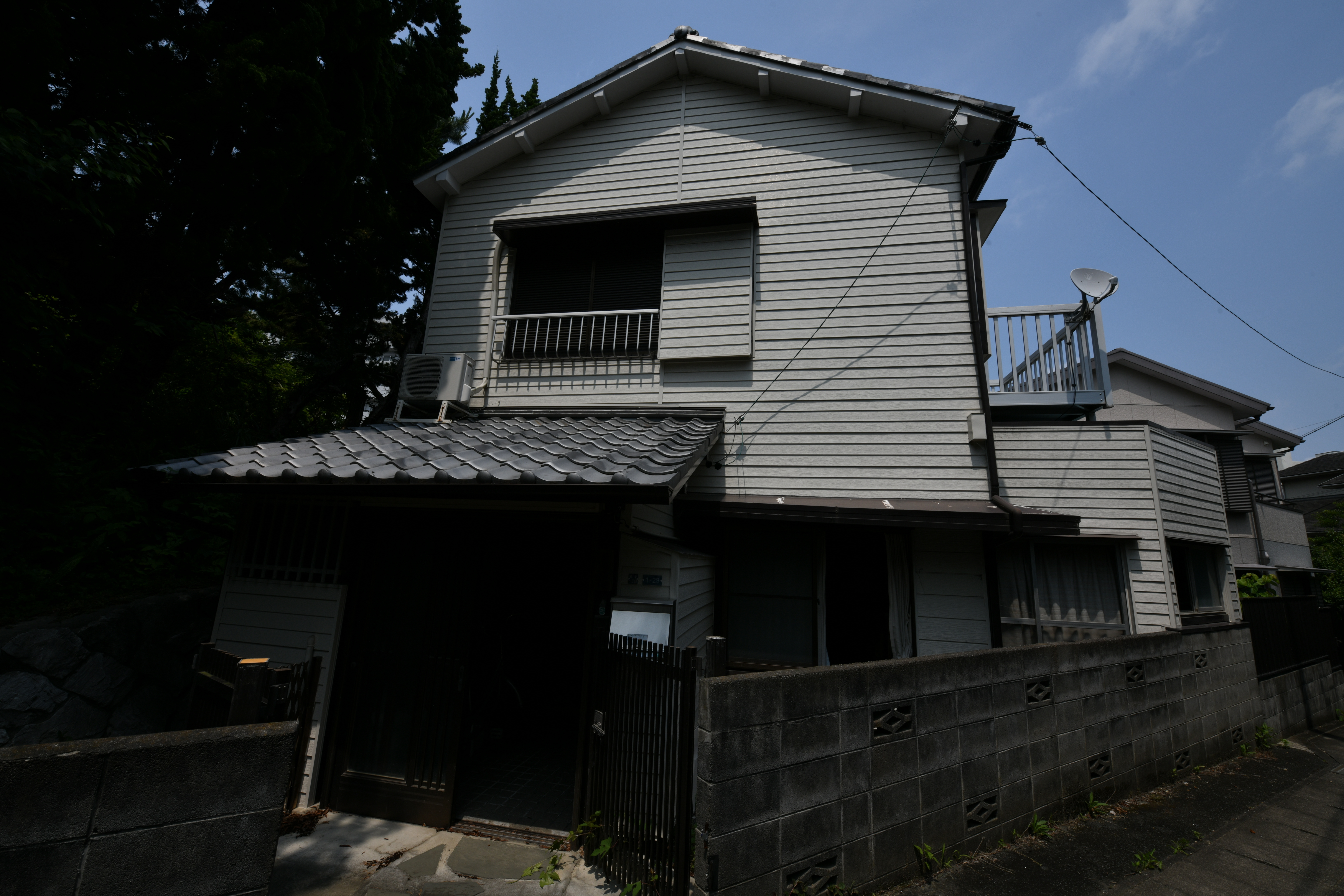 築65年の旧宅は屋根の瓦が重く、構造的にも十分な耐震性が備わっていなかった。そのため、屋根は軽量瓦に変え、構造には耐震補強を施して、十分な耐震性を確保した。外観も現代風のスタイリッシュなデザインに一新した。