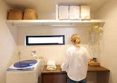 洗う、干す、畳むが一箇所でできるランドリールーム。洗濯動線が短くなることで、時短にも貢献