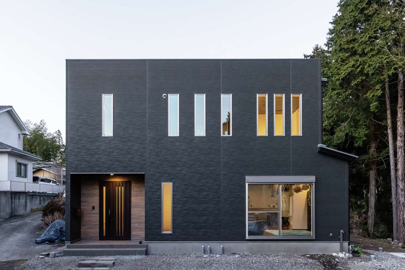 住宅工房 アリアンス【デザイン住宅、省エネ、間取り】緑豊かな借景が楽しめるK邸。キューブ型に窓のラインが美しく並ぶ