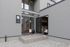 L字型の家でぐるっと囲うように設計された約５帖の中庭。キッチンで料理している時、ダイニングでくつろいでいる時、ふとした時に目を惹く、シンボルのような場所です。