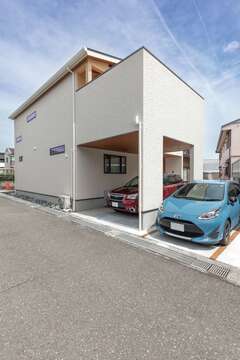 リビングからフラットで続くバルコニーは、あえて壁を高くしてプライバシーを守った。下はガレージになり雨の日でも濡れずにお家へ入れるのが嬉しい