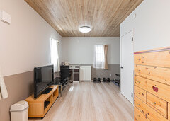 将来、2部屋に分割が可能な子ども部屋。現在はセカンドリビングとして、また奥さまが趣味を楽しむ空間、マシンを設置したご主人のトレーニングルームとして活用している