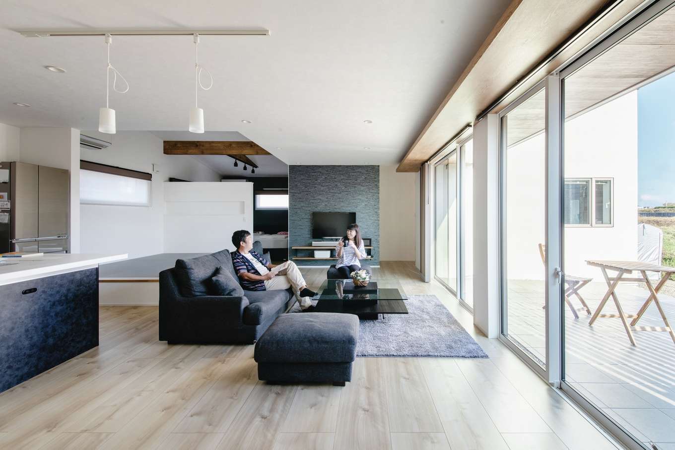 吉川住建【デザイン住宅、夫婦で暮らす、平屋】梁を木と鉄の「テクノビーム」で強化した安心・安全な耐震工法「テクノストラクチャー」だから実現できる大空間・大開口リビング。外と内のつながりを感じながらリゾートのように暮らせる