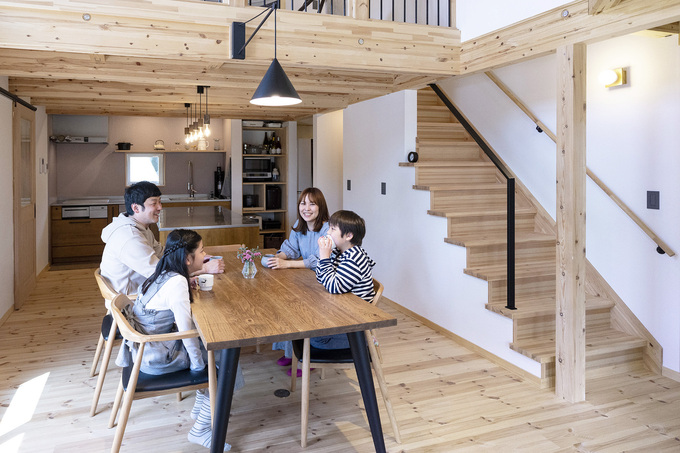 木材をふんだんに使ったリビングダイニング。家族が食卓を囲み、団らんを楽しむことができる開放的なデザインになっている。