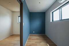 2階の夫妻の寝室を3畳ずつに分けて設け、仕切り戸で行き来できるようになっている。壁や天井の内装も個々の好みに合わせてセレクトした