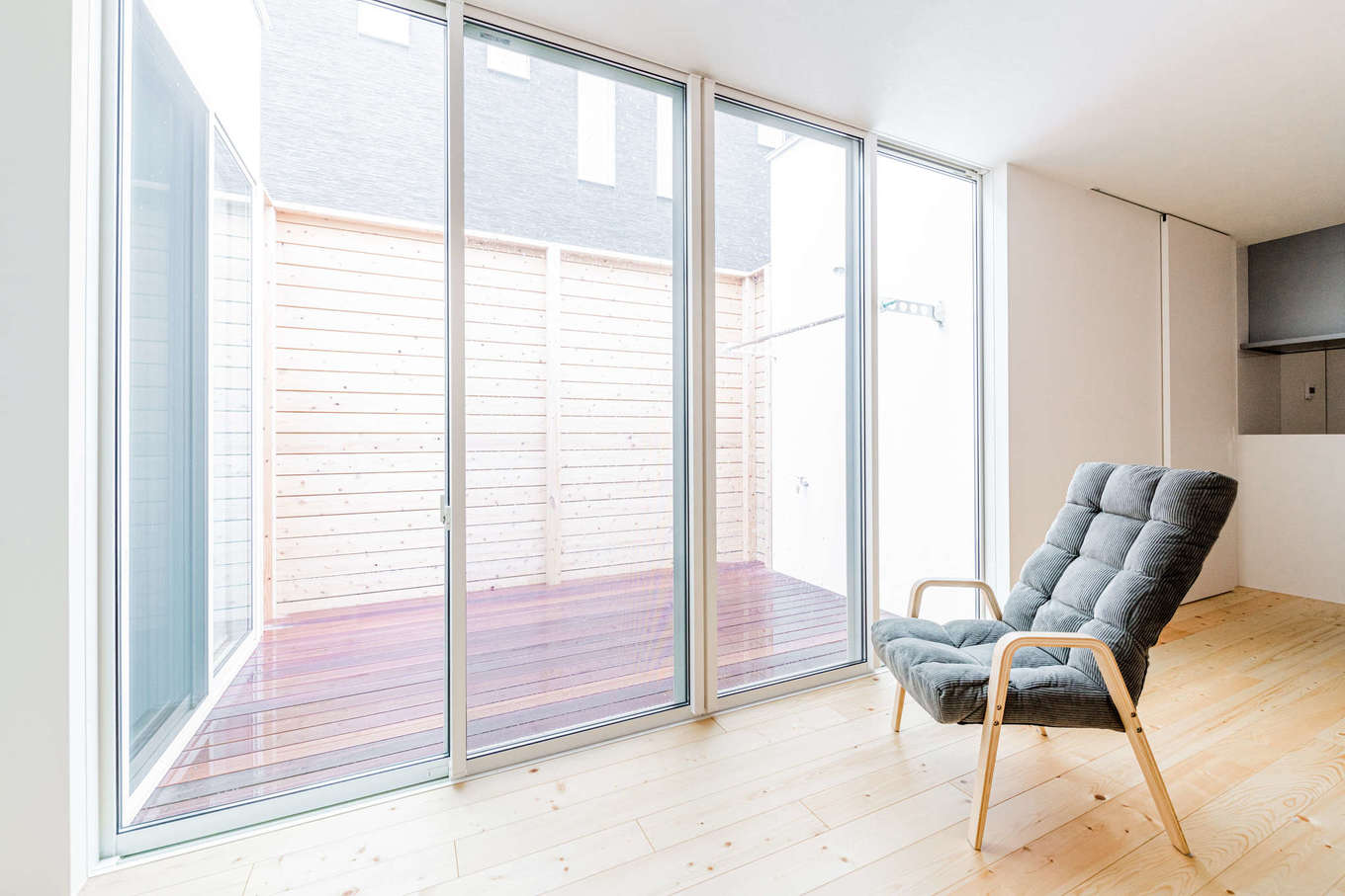 アーキテックス【デザイン住宅、間取り、平屋】中庭から安定的な光が入ってくるため、曇り空でも室内は想像以上に明るい。天井まで届くハイサッシとハイドアを採用したことで、空間がより広く感じられる