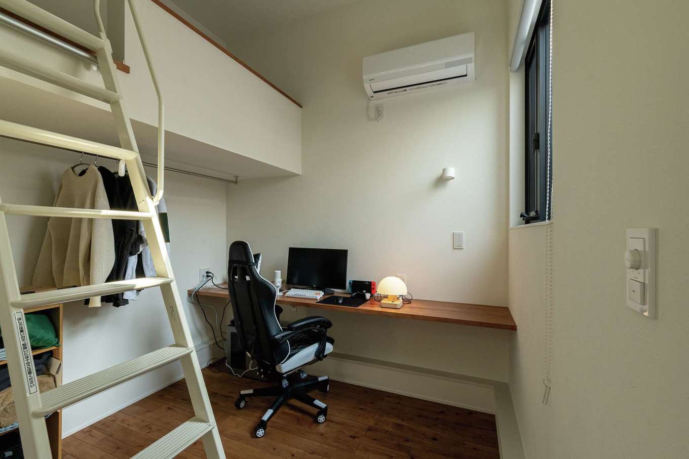 ハウスプラン（R＋house沼津・富士）【デザイン住宅、省エネ、建築家】長男の部屋はロフトの下をクローゼットにして、デスクを造作。コンパクトながら機能的な空間
