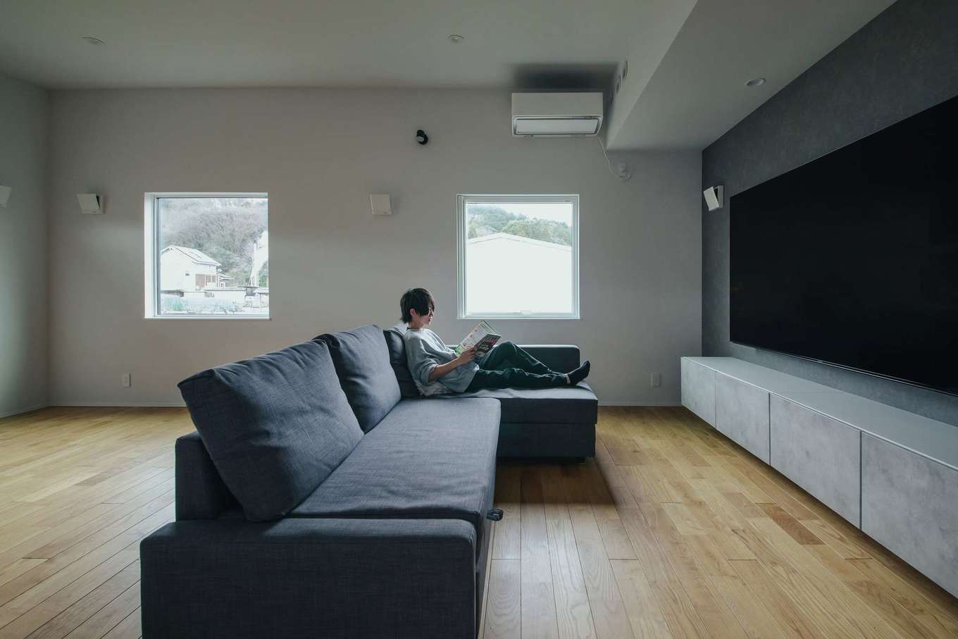絆家（きずなや）【デザイン住宅、趣味、ガレージ】リビングは85インチの壁掛けTVにふさわしい広さ