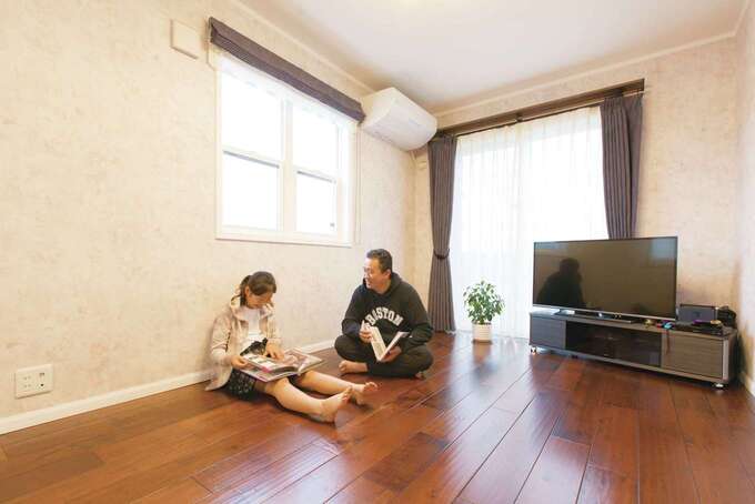 白い窓枠にメープルの無垢床がしっくり馴染む。心地良い足触りでひんやり感がなく、一年中素足でも木の温もりを感じられる