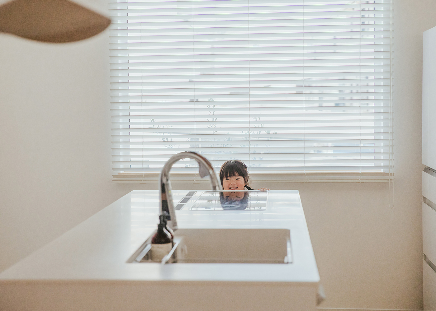 ainoa.life くらはし建築【子育て、収納力、間取り】真っ白なアイランドキッチン