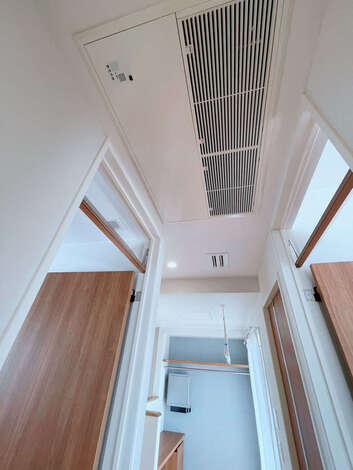 独自の冷暖房運転制御で、空気環境を無駄なく快適に調整できる全館空調システムを採用