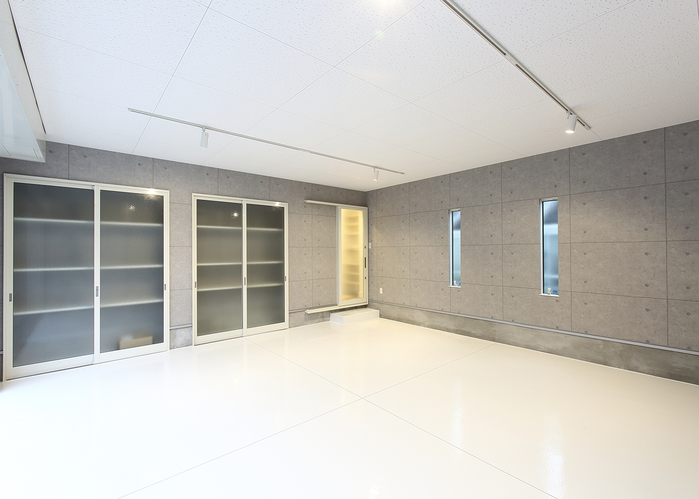 丸昇彦坂建設【デザイン住宅、間取り、ガレージ】広さとデザイン性のあるガレージ。コンクリート調のクロスがスタイリッシュでマテリアルな質感が魅力的