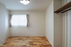 5畳の子ども部屋。1階にファミリークローゼットを配置したことで子ども部屋は必要最低限の収納で済み、広々としたスペースを確保することが可能に