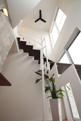 開放的な白いアイアンのストリップ階段は光もたっぷり取り込める。見た目もオシャレでＬＤＫのアクセントに抜群