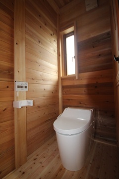 木を基調とした落ち着きのあるトイレ空間。自然素材を多用しており、温かみのある雰囲気が魅力的である。