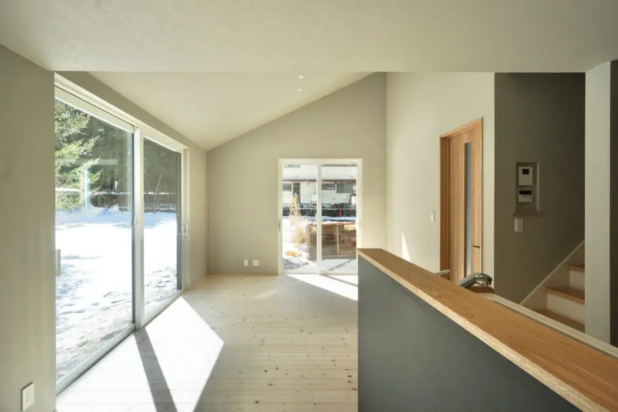 大きく開放的なトリプルガラス窓＋勾配天井で広々空間を演出＊