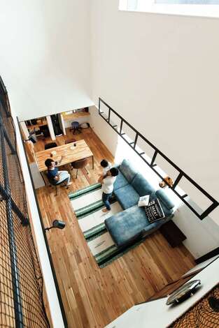 リビングの日当たりの良い場所には、筋トレが趣味のご主人のリクエストでうんていを。物干しスペースとしても活
躍する