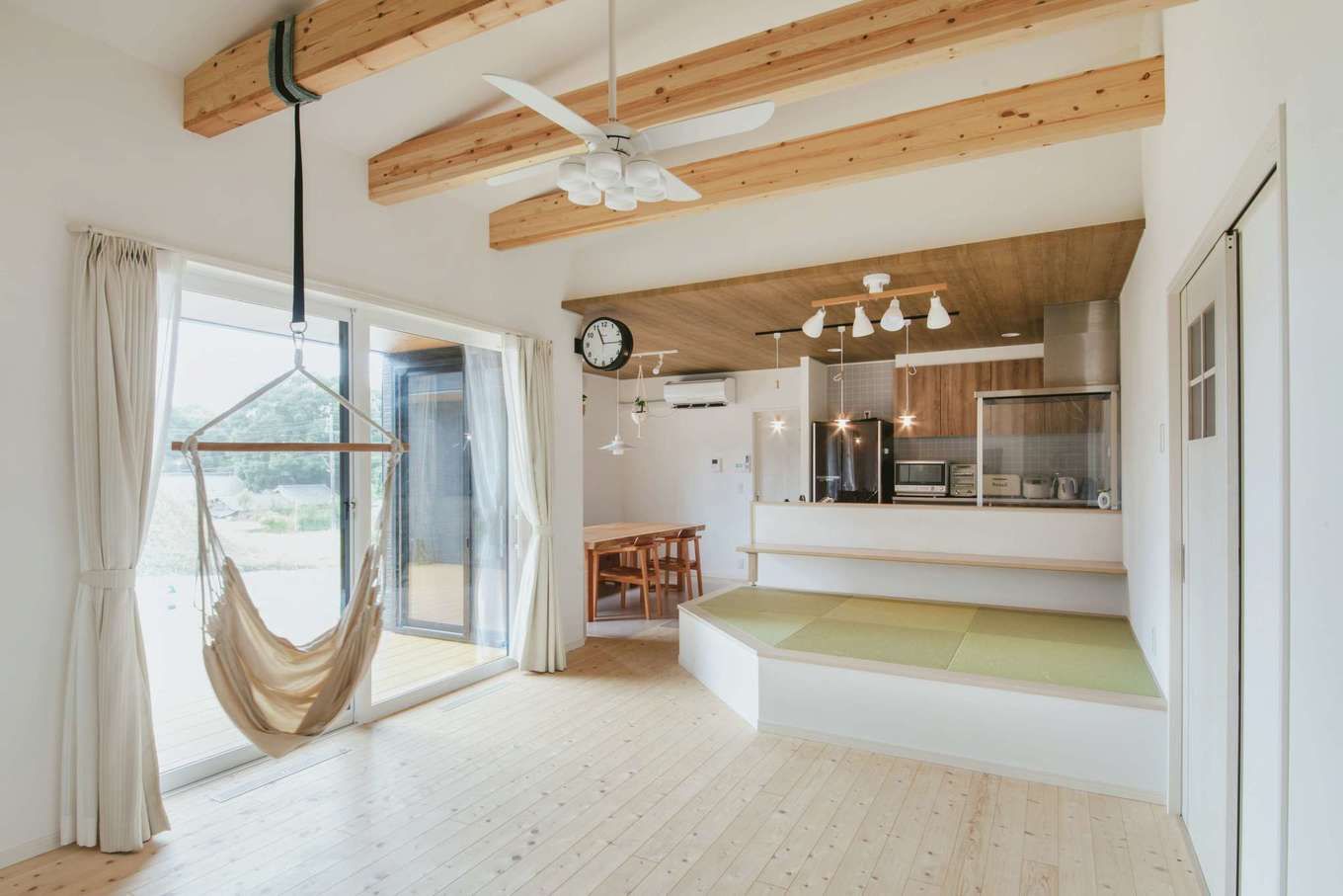 子育て安心住宅 Design Craft Office【デザイン住宅、子育て、平屋】小上がりのカウンターでは、子どもが勉強したり、おやつを食べたり。畳にゴロンとできて気持ちいい