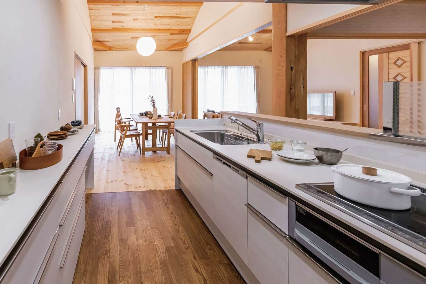 住まいるコーポレーション【二世帯住宅、自然素材、平屋】キッチンの収納は使いやすいようにすべて引き出しタイプに統一