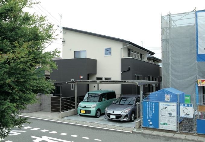 外観はモノクロカラーでモダンな印象。片流れの屋根の上には10ｋW以上の太陽光発電を搭載しているので、全量買い取りで計画的に売電できる