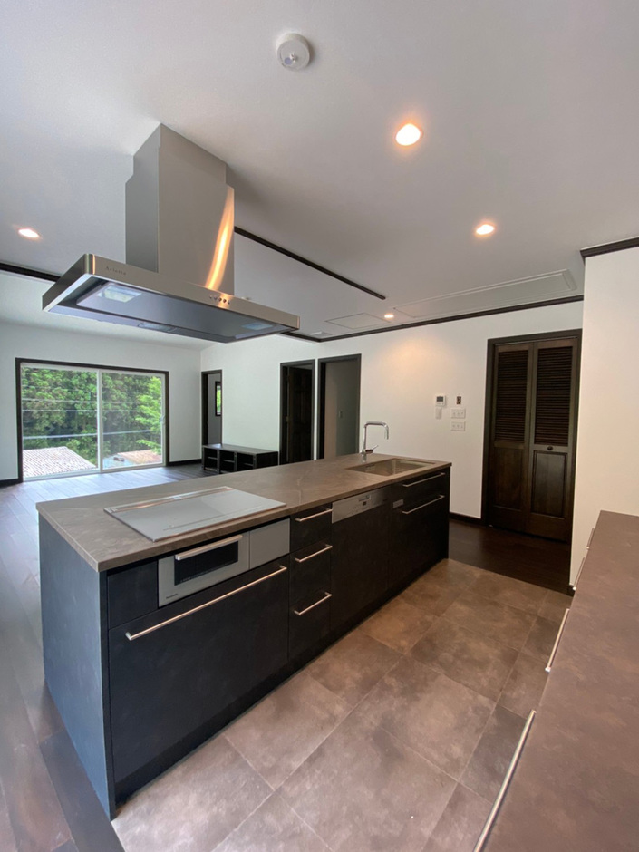 窮屈さを感じないキッチンにしたいという奥さまの要望で、アイランドキッチンを採用した