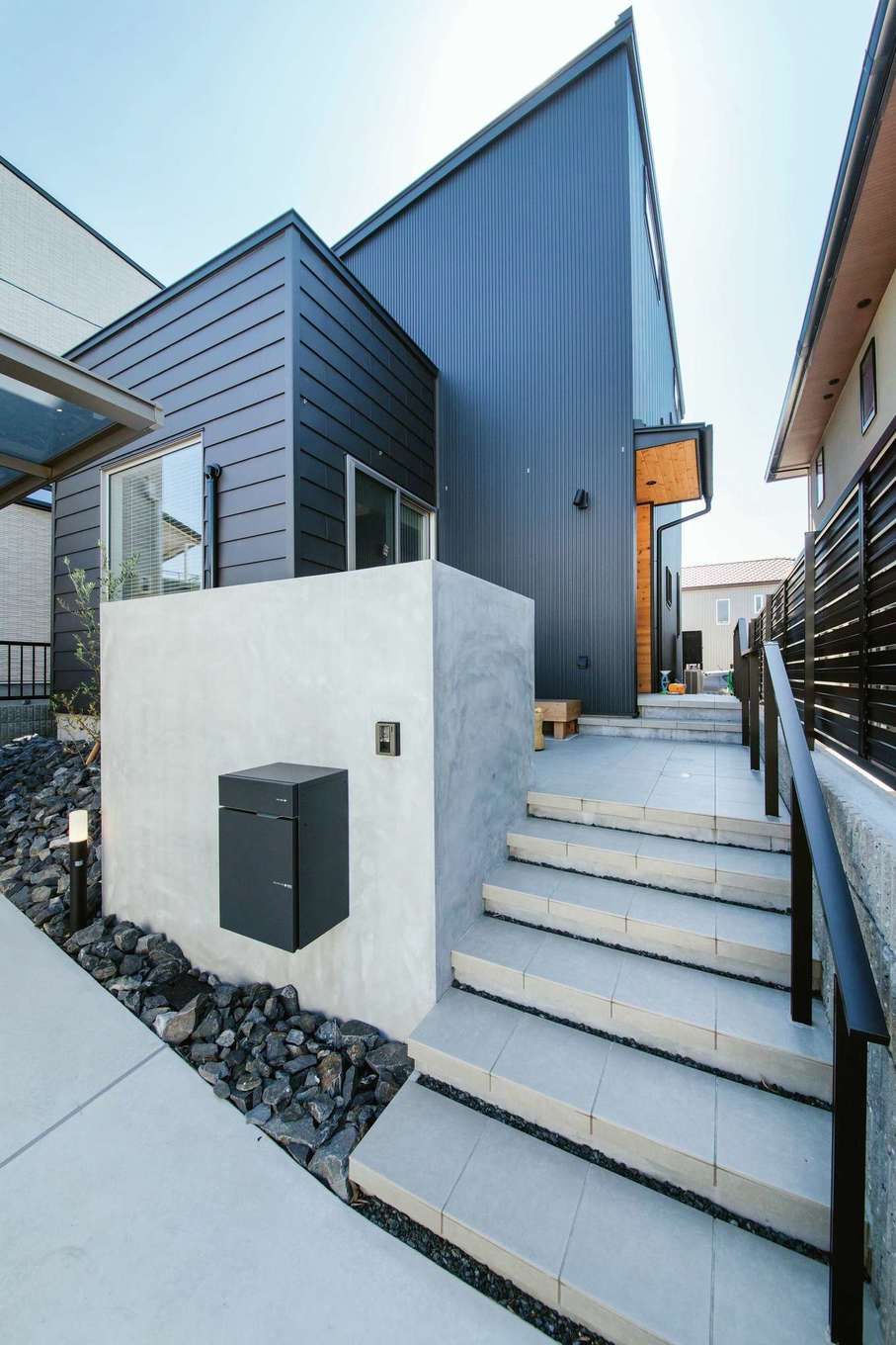 ainoa.life くらはし建築【子育て、収納力、間取り】約45坪の限られた敷地を有効に利用した二階建ての外観。同色のガルバリウム鋼板を模様ではりわけた外観がスタイリッシュ。軒天井やポーチの壁は無垢板張り