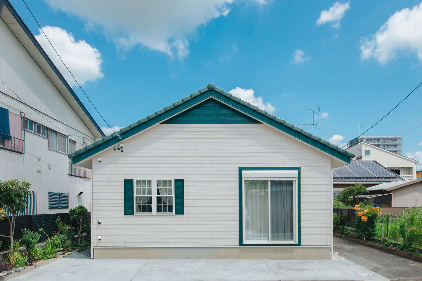 エフエフ住宅【1000万円台、夫婦で暮らす、平屋】「赤毛のアン」の小説で、アンが暮らしていた「グリーンゲイブルズ（緑の切り妻の家）」をモチーフにした外観。切り妻の屋根と白いラップサイディング風の外壁、緑の瓦や破風、飾り窓を用い、本物にイメージを近づけた