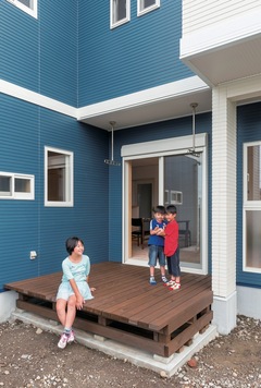 子どもたちが走りまわって遊べるスペースを作りたかったというご主人の希望で、リビングから続くウッドデッキを設置。バーベキューも楽しみだ