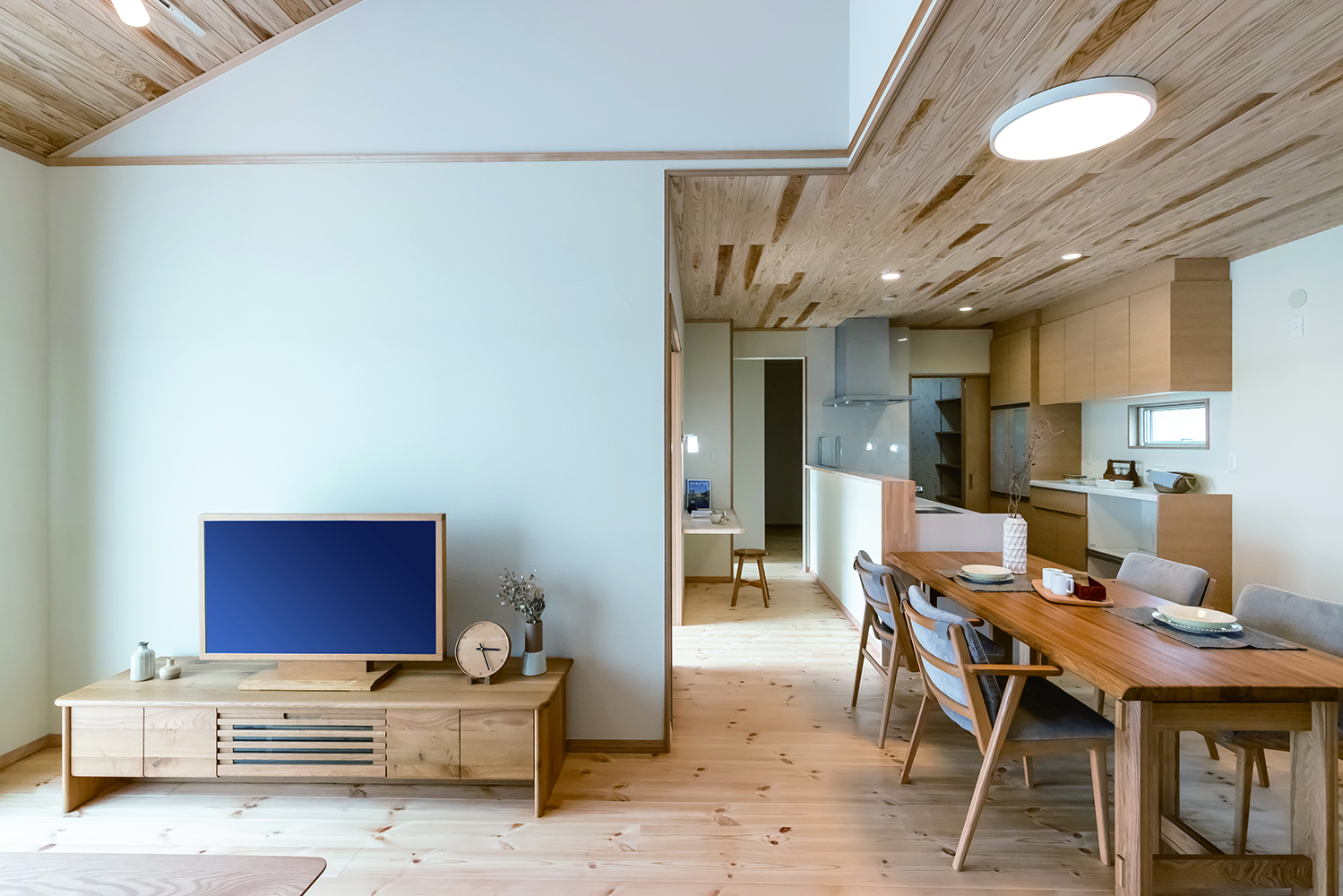 住まいるコーポレーション【自然素材、省エネ、平屋】1階のリビング・ダイニングスペースには、北に向いた窓から安定的な自然光を取り入れることができる