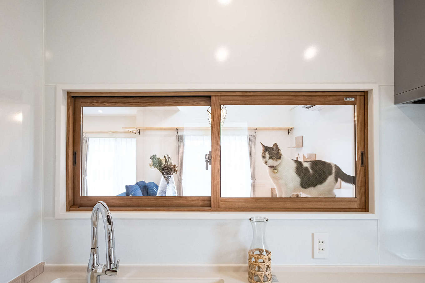 アフターホーム【省エネ、間取り、ペット】キッチンの小窓を閉めた状態。猫は入ってこられず、キッチンからはリビングの様子がよく見えるので、安心して料理ができる