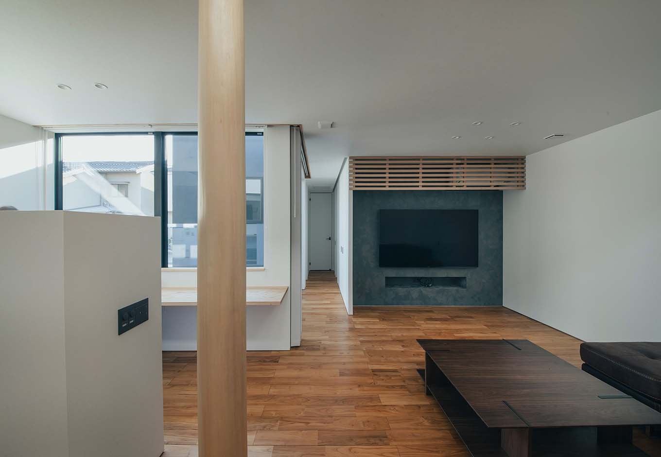 平屋建築ブルーハウス【デザイン住宅、建築家、平屋】リビングの奥には、寝室や子ども部屋といったプライベート空間を配置。奥まった場所に配置することで、家族とのちょうどいい距離感を作っている