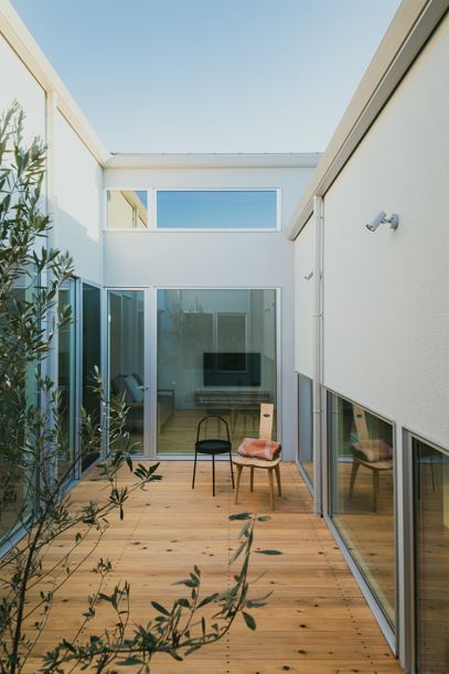 S.CONNECT（エスコネクト）【デザイン住宅、建築家、平屋】各部屋を繋ぐ中庭。カーテンが必要ないので、より空間をすっきり演出することができる