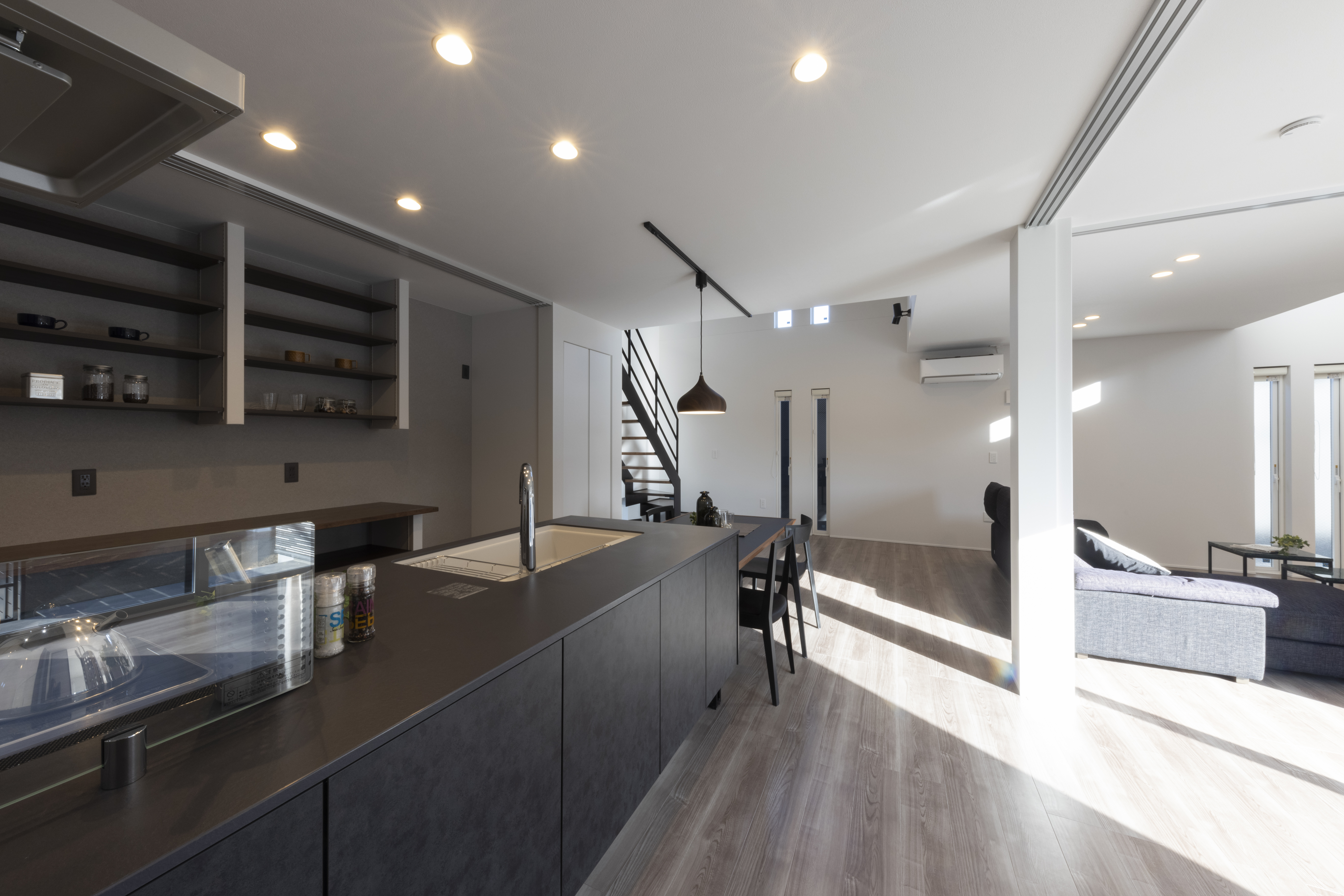 フェスティナ・レンテ｜開放感あふれるLDKスペース。モダンなデザインのキッチンがあり、自然光がたっぷりと差し込む明るい空間。