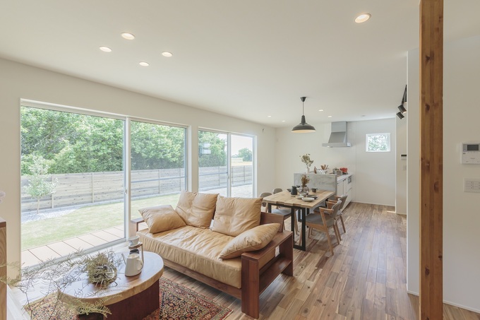 南面の広い窓から緑の庭の風景を採り込み、爽やかで開放感あふれるLDKが実現。無垢の床は足触りが良く温かみがあって、素足の生活を年中楽しめる。キッチンの奥は水回りに通じ、玄関・LDK・水回りをぐるりと回れる回遊動線を確保したことで、家事が格段と便利に。仕事と家事と育児で忙しい奥さまの家事の負担を軽減し、時間にゆとりをもたらしてくれる