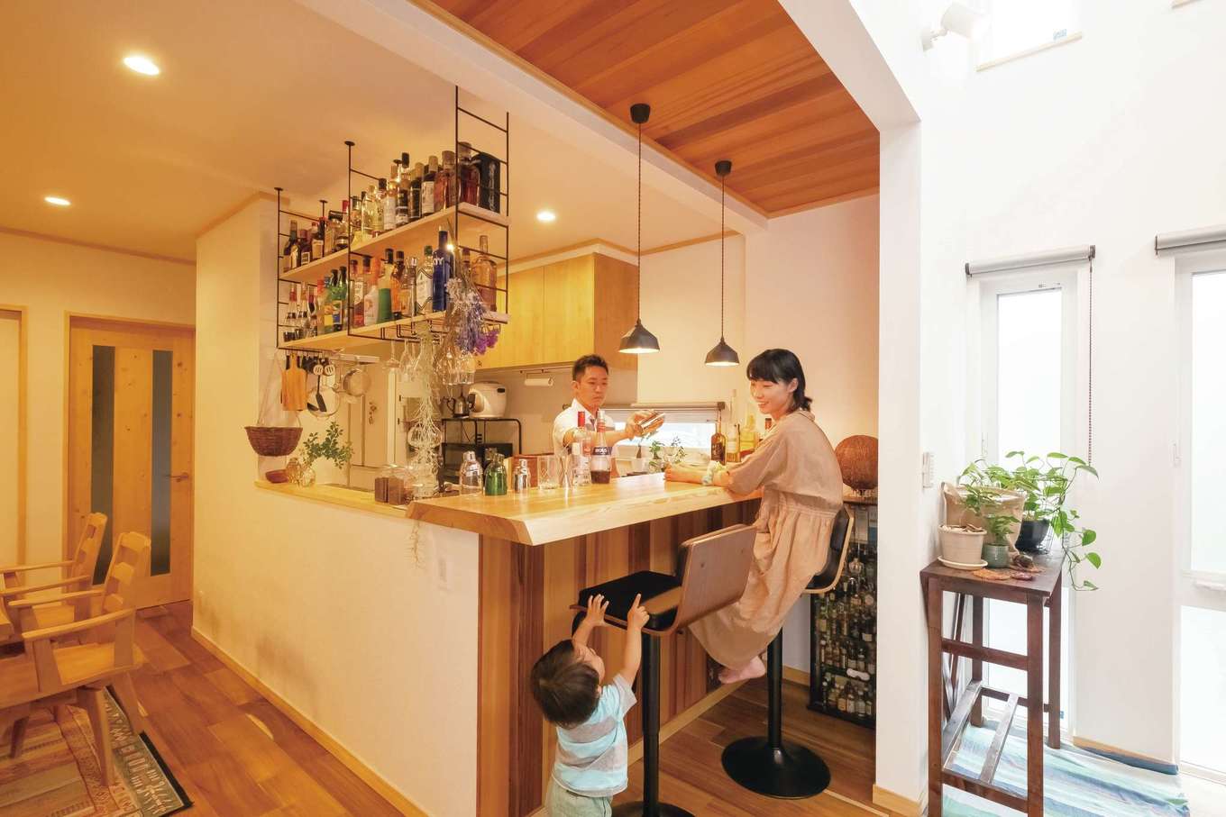 ぽっくハウス【リプルス】【1000万円台、デザイン住宅、自然素材】照明や天井の仕上げなど、キッチンはお酒を飲むのもふるまうのも好きなご主人の要望を多めに。1枚板のカウンターは材木屋まで足を運んで選んだ