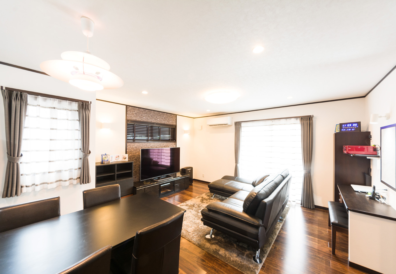 イーホーム【収納力、二世帯住宅、屋上バルコニー】Nさんが希望したウォールナットの床に合わせて、クロス、カーテン、照明をコーディネート。大人の上質感を感じる空間に