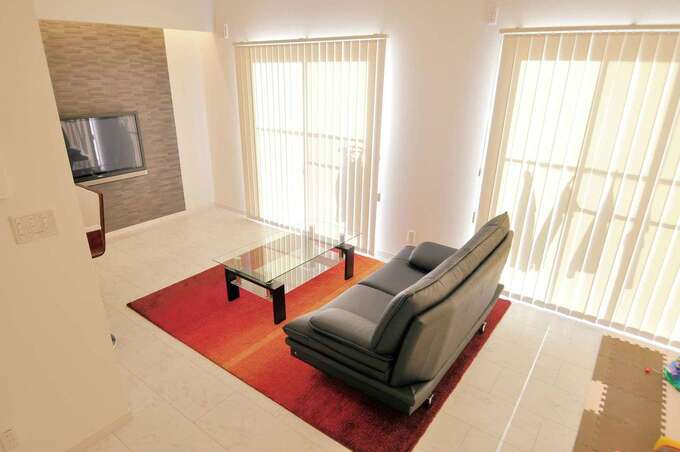 テレビステーションに調湿効果の高いエコカラットを採用。インテリアにもなっている