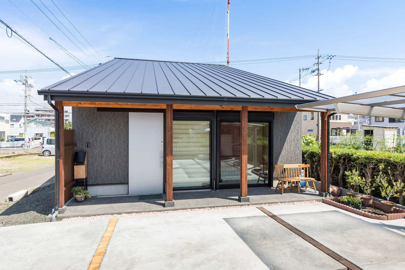 建築システム（狭小住宅専門店）【1000万円台、自然素材、平屋】落ち着いた和の佇まいを見せる外観。玄関から横に延びる土間部分には掃き出しの窓を取り付け、開放すれば縁側のような空間に。深い軒は雨や夏の日差しを遮る