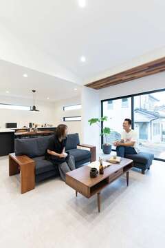 勾配天井と明るいトーンでまとめた内装により、平屋とは思えない開放感で満たされる