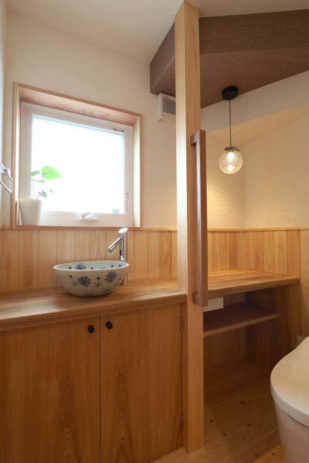 エコフィールド【自然素材、省エネ、間取り】木の香り溢れる趣あるトイレ。陶器の洗面ボウルがおしゃれ