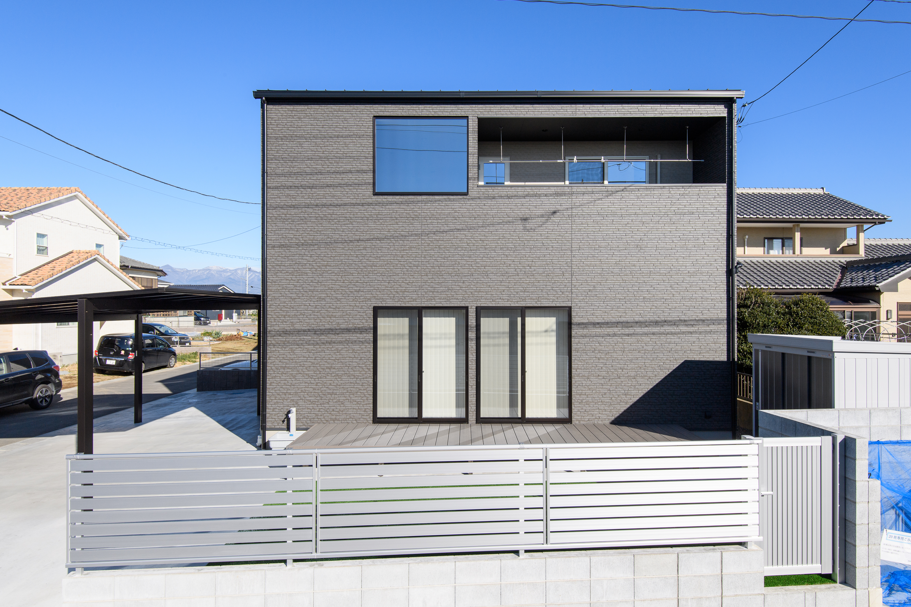 モデスト｜シンプルでモダンな直方体の住宅外観。大きな窓が取り付けられたデザインが特徴で、清潔感のあるカラーリングが魅力。