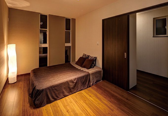 主寝室は、壁一面にアクセントク ロスを採用。４畳のウォークインクローゼットも完備