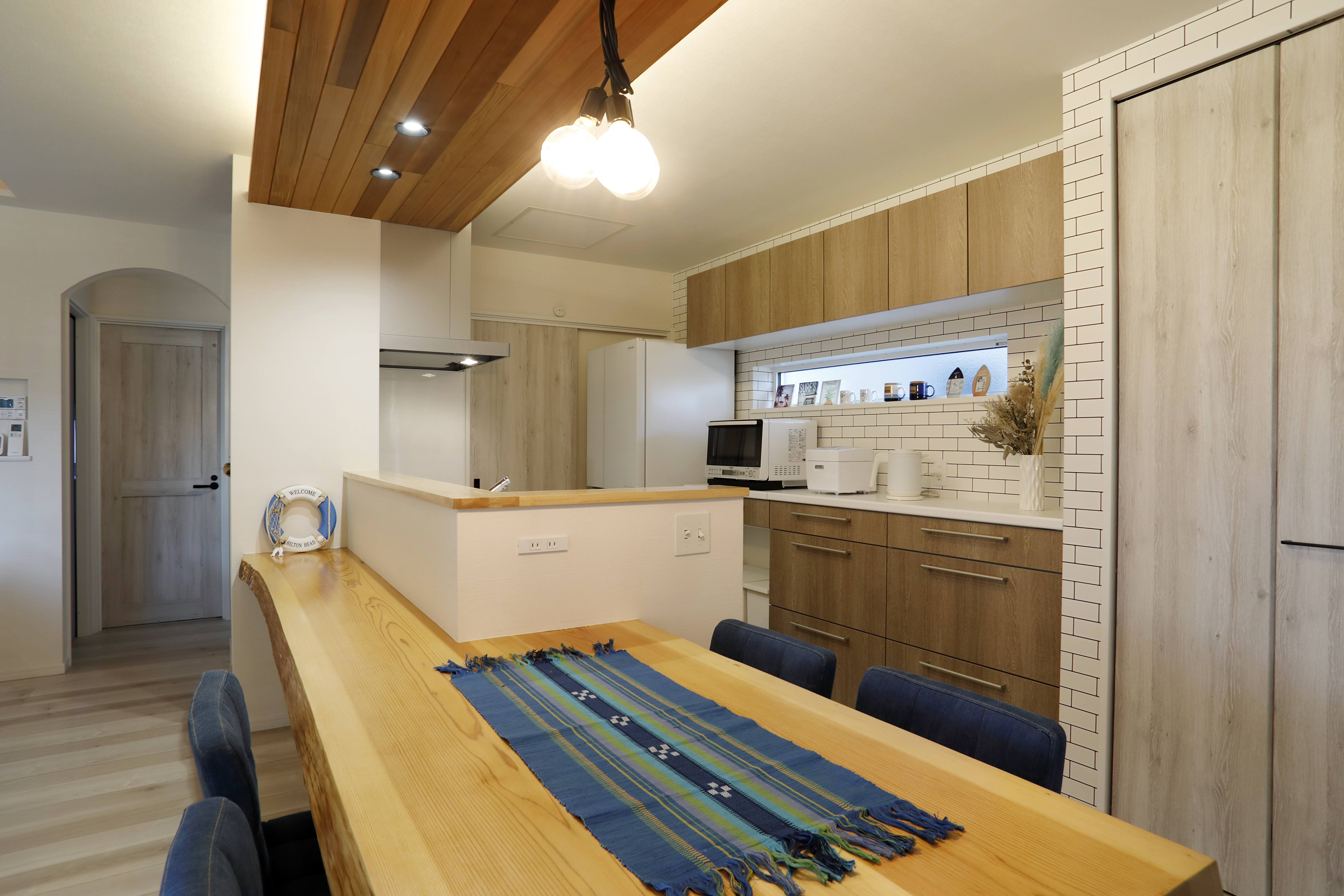 土屋ホーム 宇都宮支店｜一枚板のカウンターは、建具屋さんを営むおじいさまの手によるものだそう。