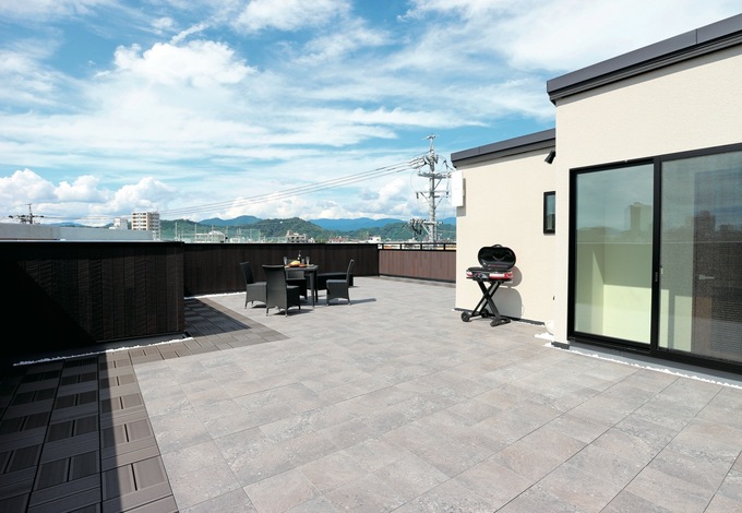 小屋裏収納が付いた屋上庭園。目線を気にすることなくBBQやホームパーティを楽しめる。夏の夜は花火大会の特等席に