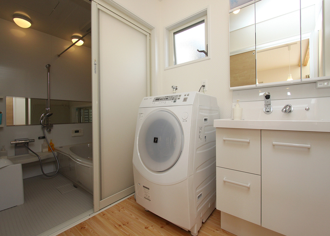 広々としたユニットバスに、収納も十分な洗面脱衣室