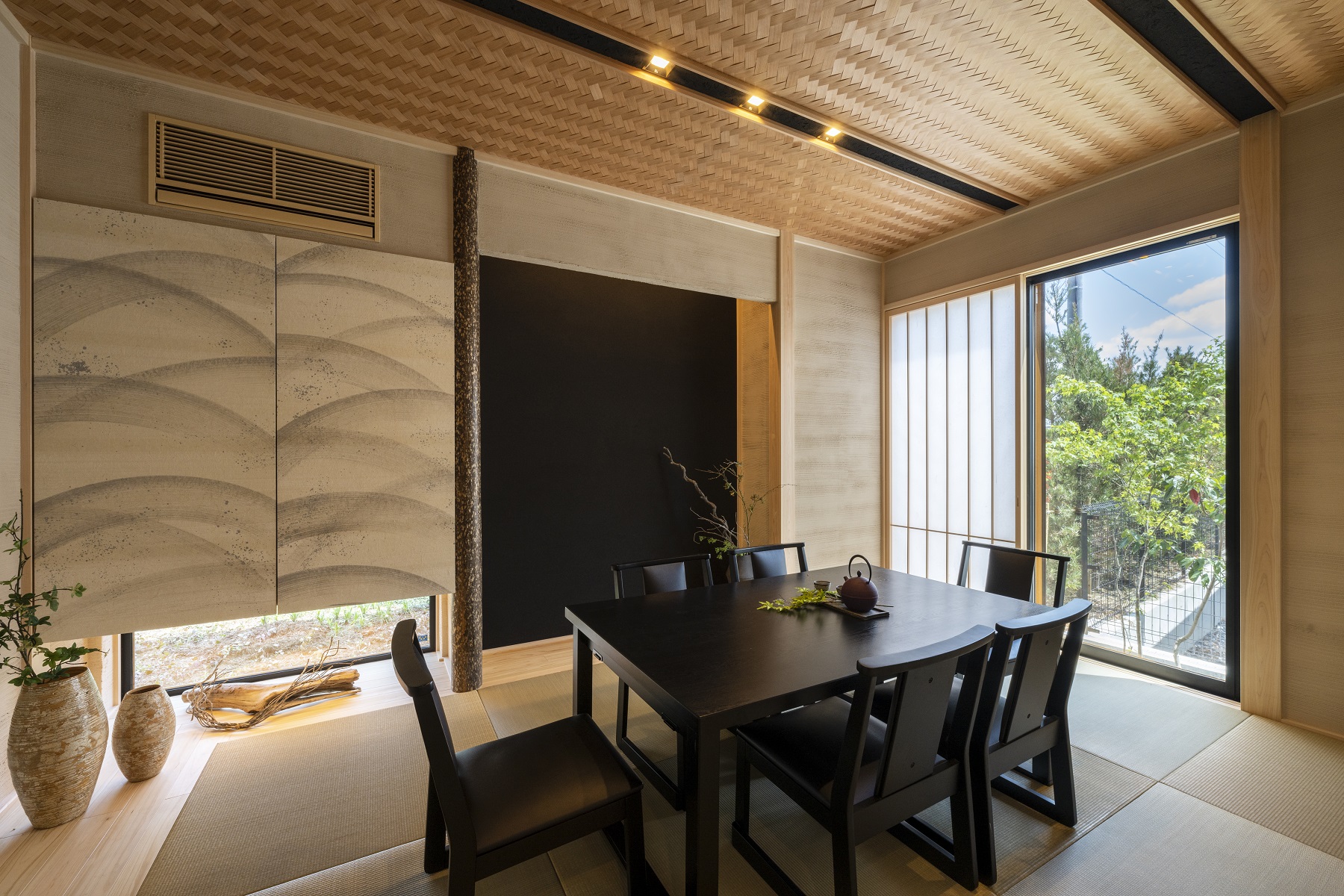 日本ハウスホールディングス 岐阜｜庭の景色を楽しめる和室の設計。自然素材を用いたインテリアは、心地よい落ち着きを感じさせる空間を提供する。