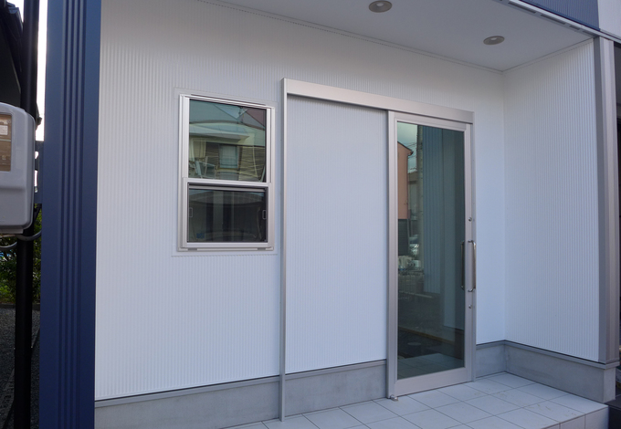 お店の出入り口は住宅の玄関と間違わないようにスッキリシンプルなものを選択