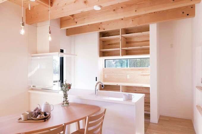 住まいるコーポレーション｜キッチン背面の収納スペースは、普段はオープンにして使いやすく。ゲストが来たらサッと扉を閉めて整然とした美空間をキープ